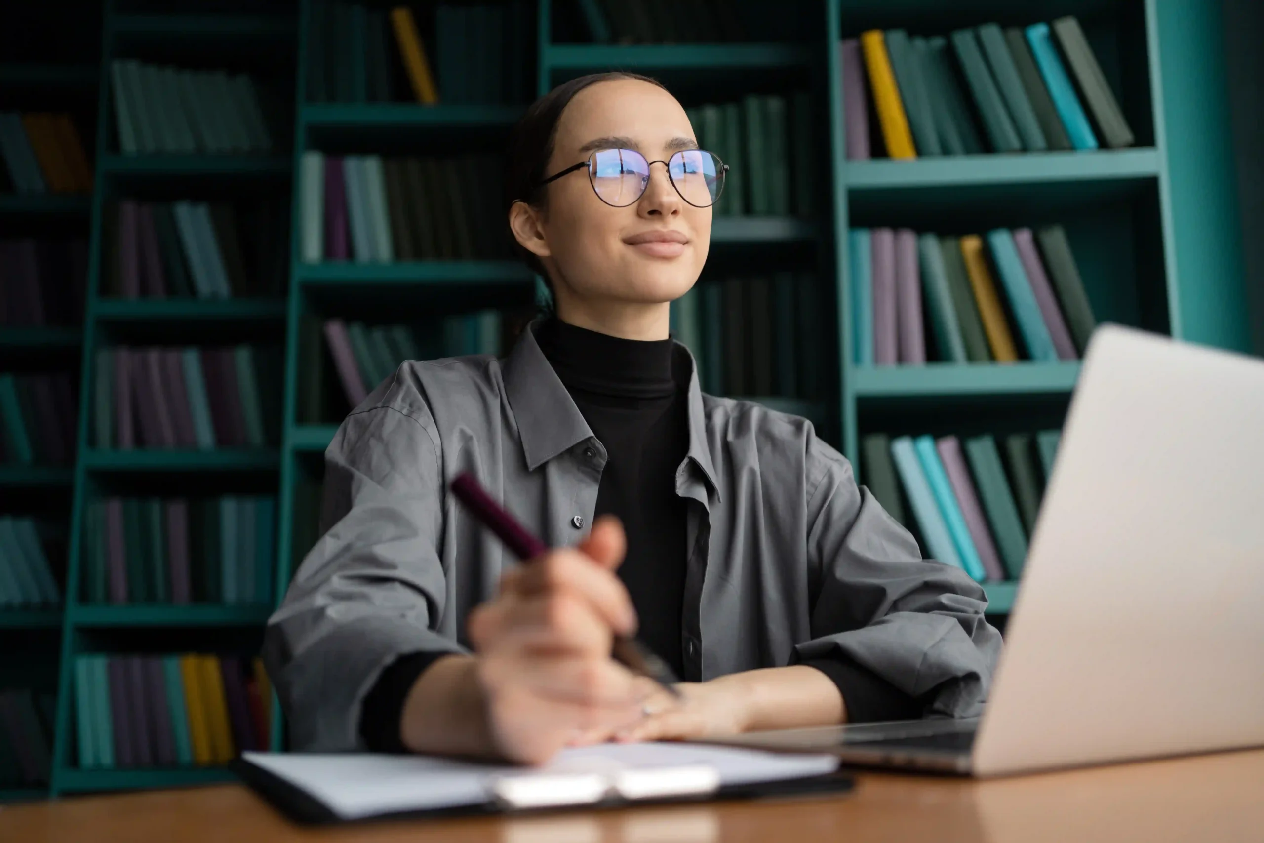 Difference Between a Ghostwriter and an Editor